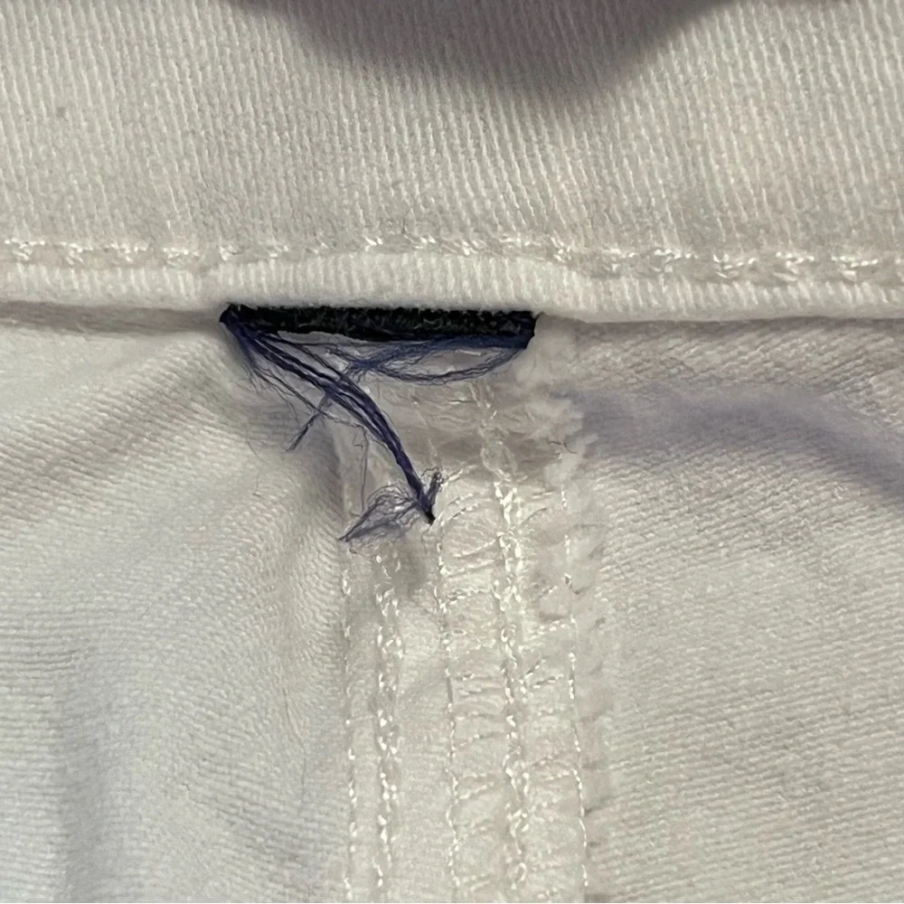 Bandolino Women’s White Pull-On Skimmer Pants - Picture 5 of 11
